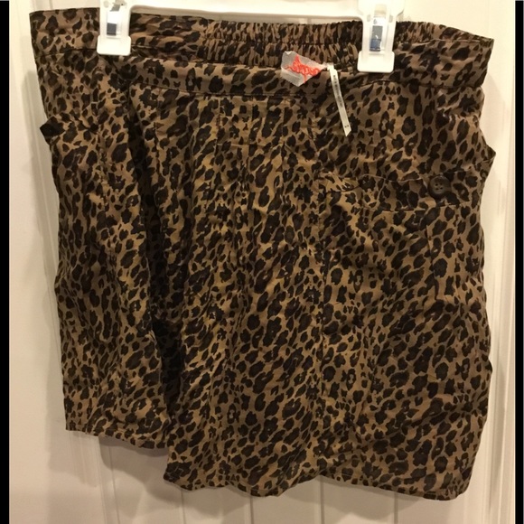 Free People Pants - Free people leopard shorts🍁